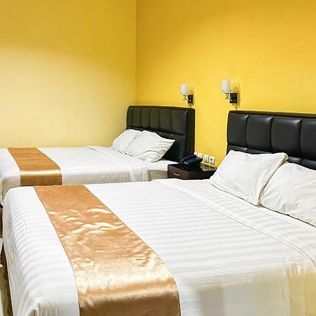 Kartika Hotel Syariah Pacitan Mitra Reddoorz Buitenkant foto