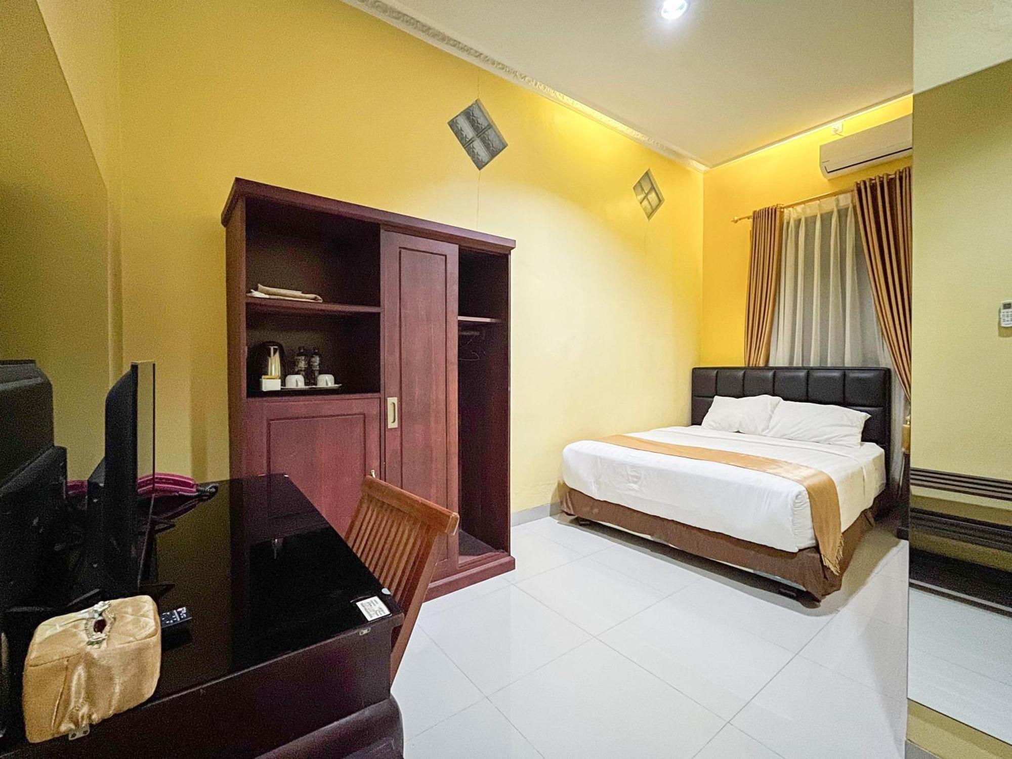 Kartika Hotel Syariah Pacitan Mitra Reddoorz Buitenkant foto