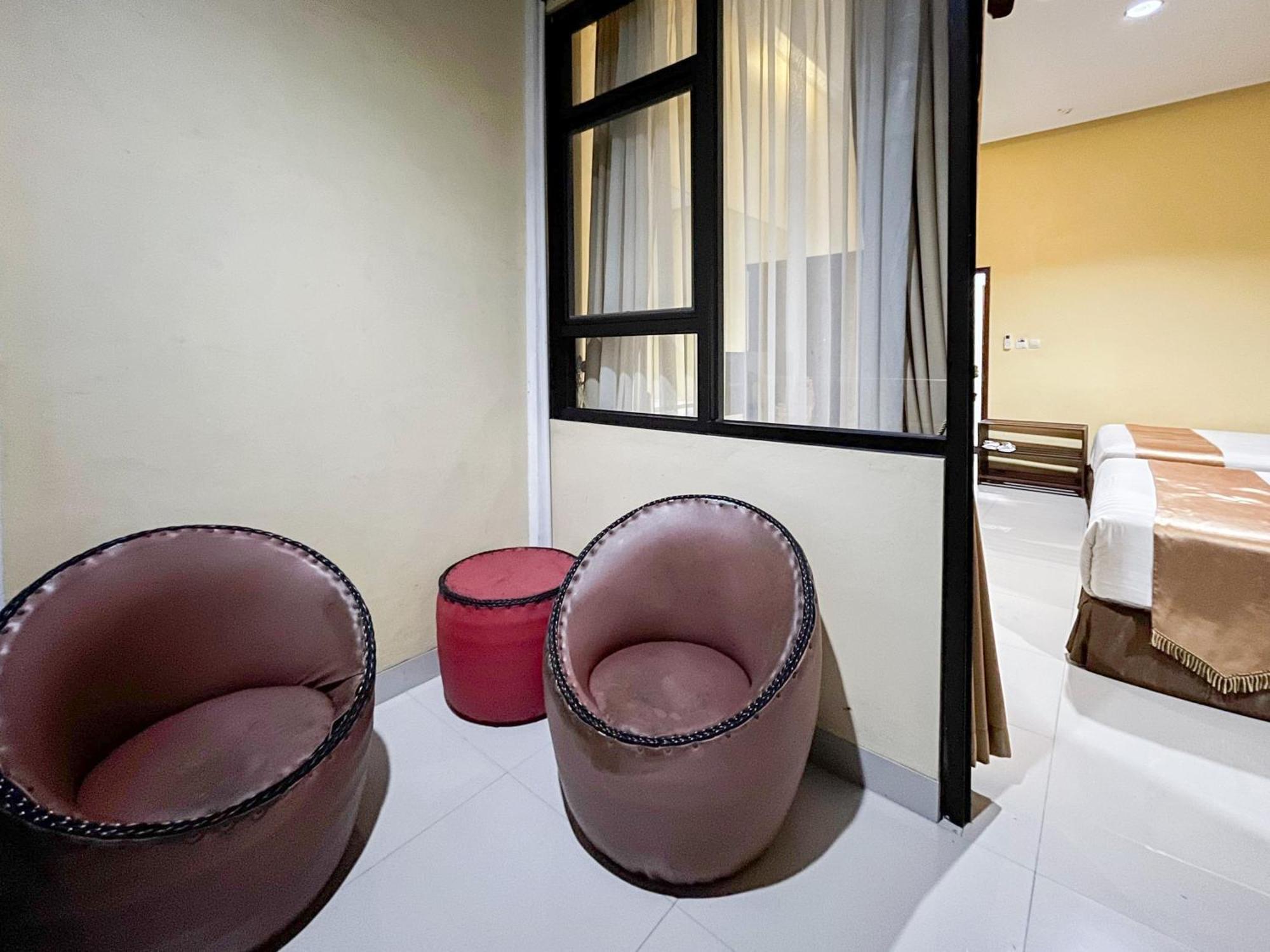 Kartika Hotel Syariah Pacitan Mitra Reddoorz Buitenkant foto