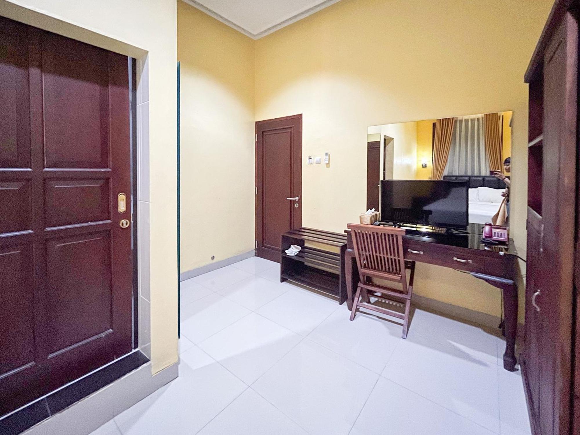 Kartika Hotel Syariah Pacitan Mitra Reddoorz Buitenkant foto