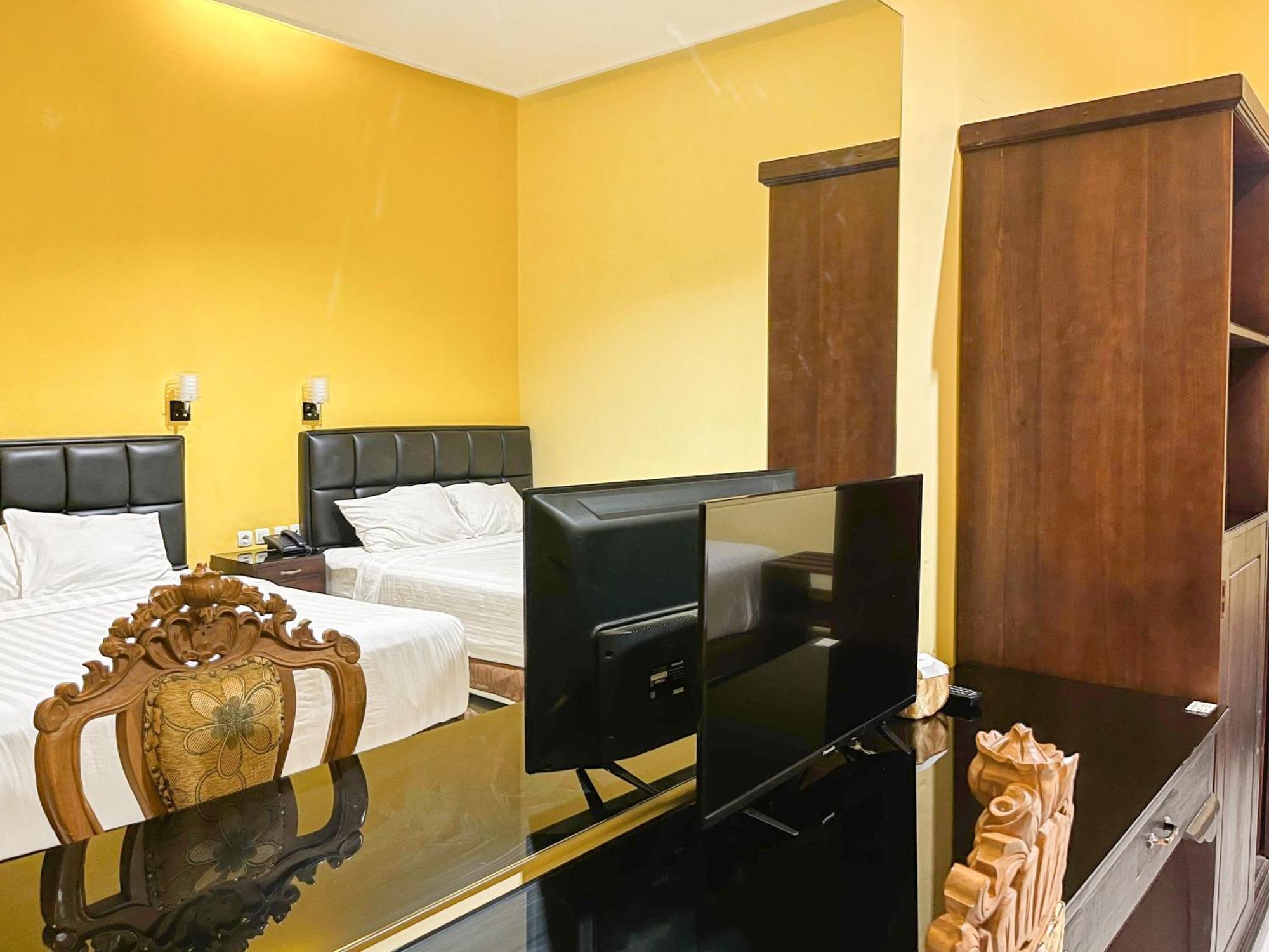 Kartika Hotel Syariah Pacitan Mitra Reddoorz Buitenkant foto