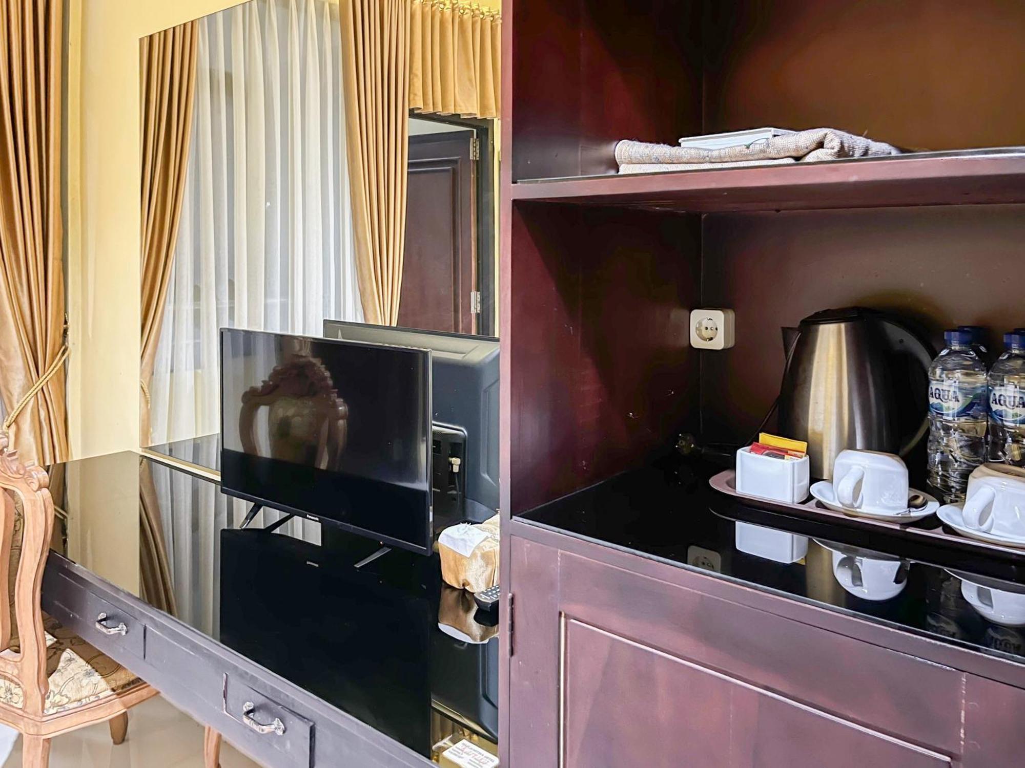 Kartika Hotel Syariah Pacitan Mitra Reddoorz Buitenkant foto