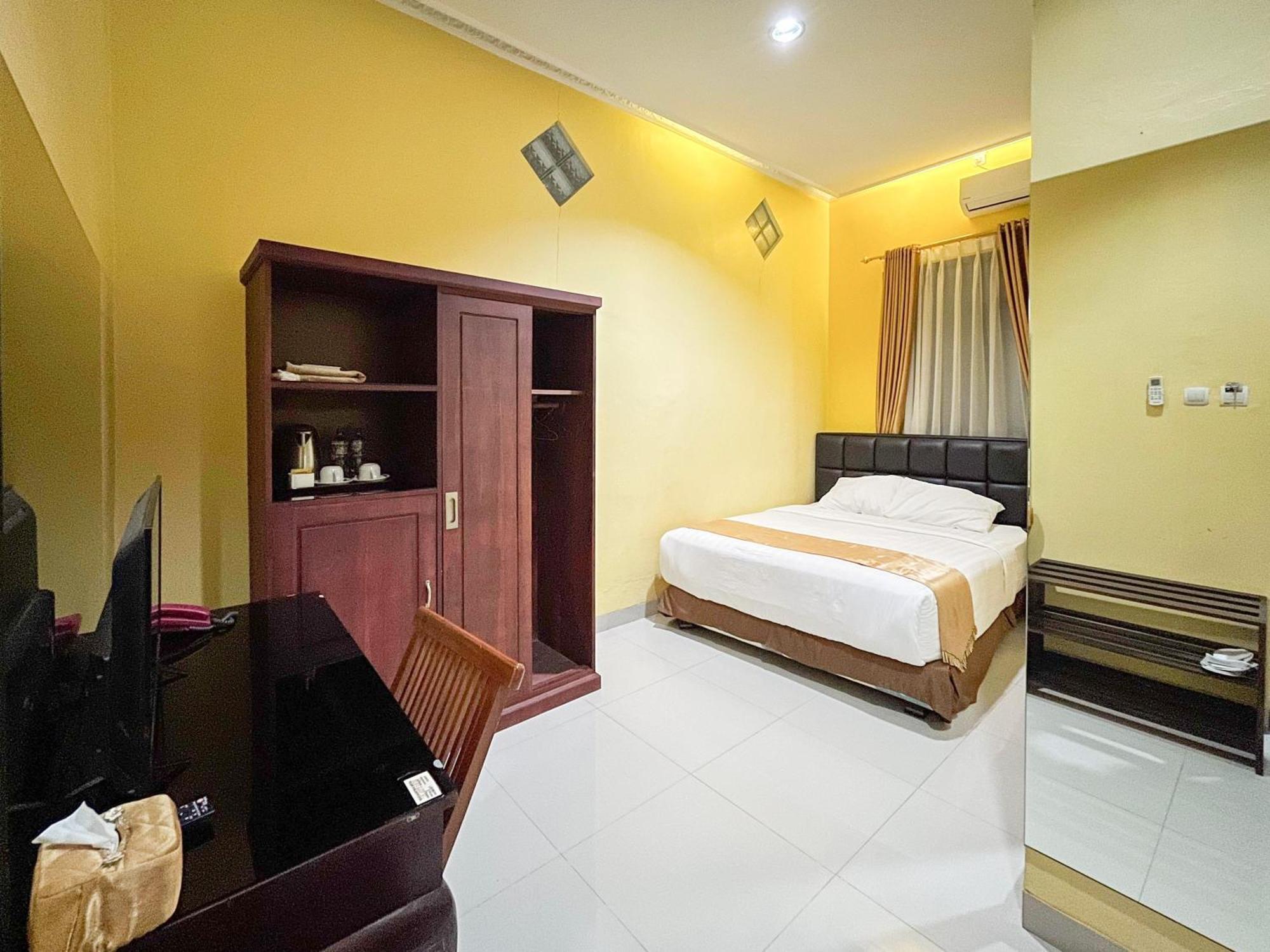Kartika Hotel Syariah Pacitan Mitra Reddoorz Buitenkant foto