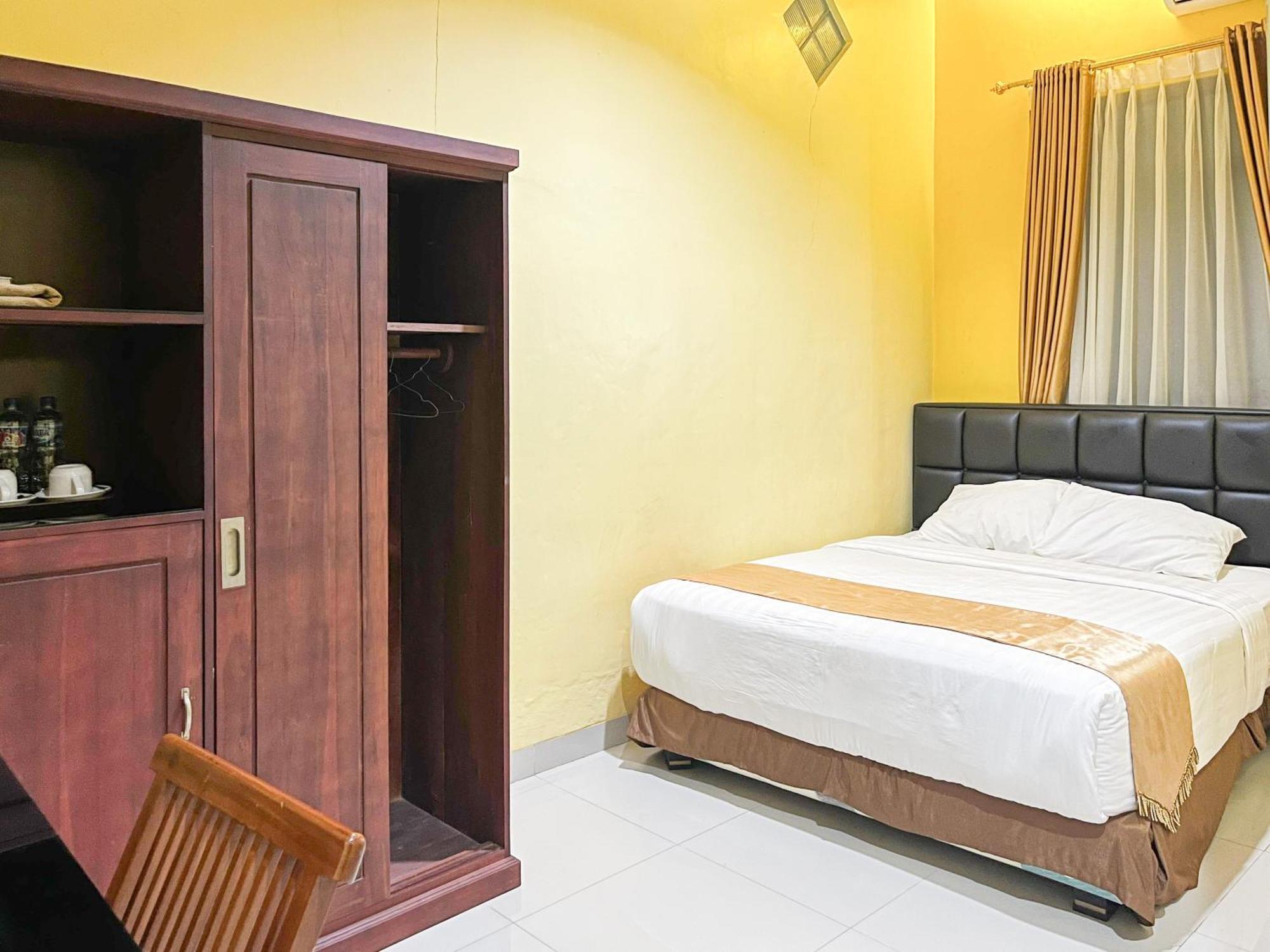 Kartika Hotel Syariah Pacitan Mitra Reddoorz Buitenkant foto