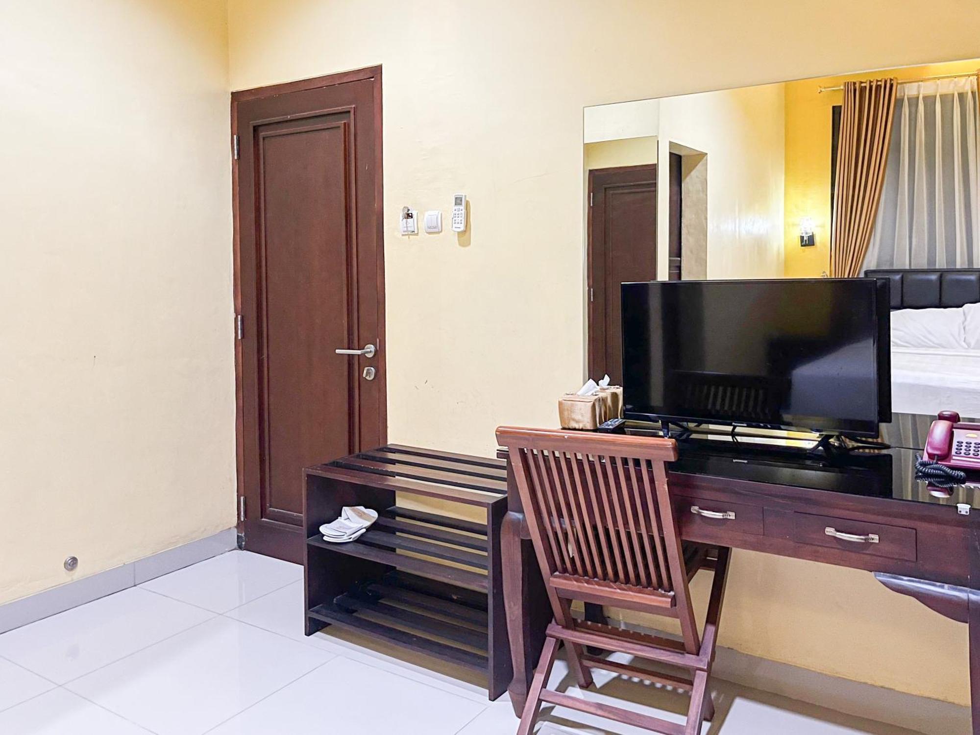 Kartika Hotel Syariah Pacitan Mitra Reddoorz Buitenkant foto