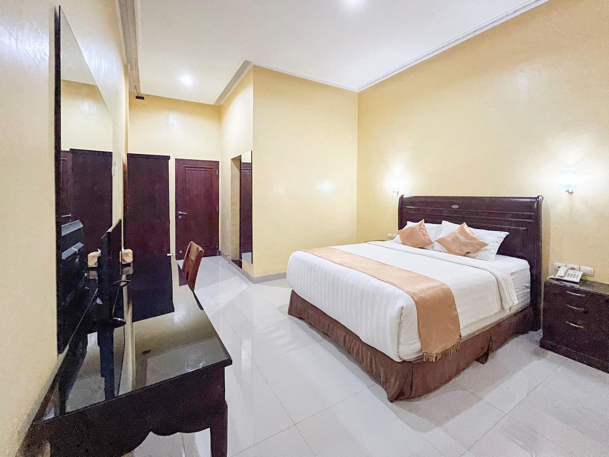 Kartika Hotel Syariah Pacitan Mitra Reddoorz Buitenkant foto