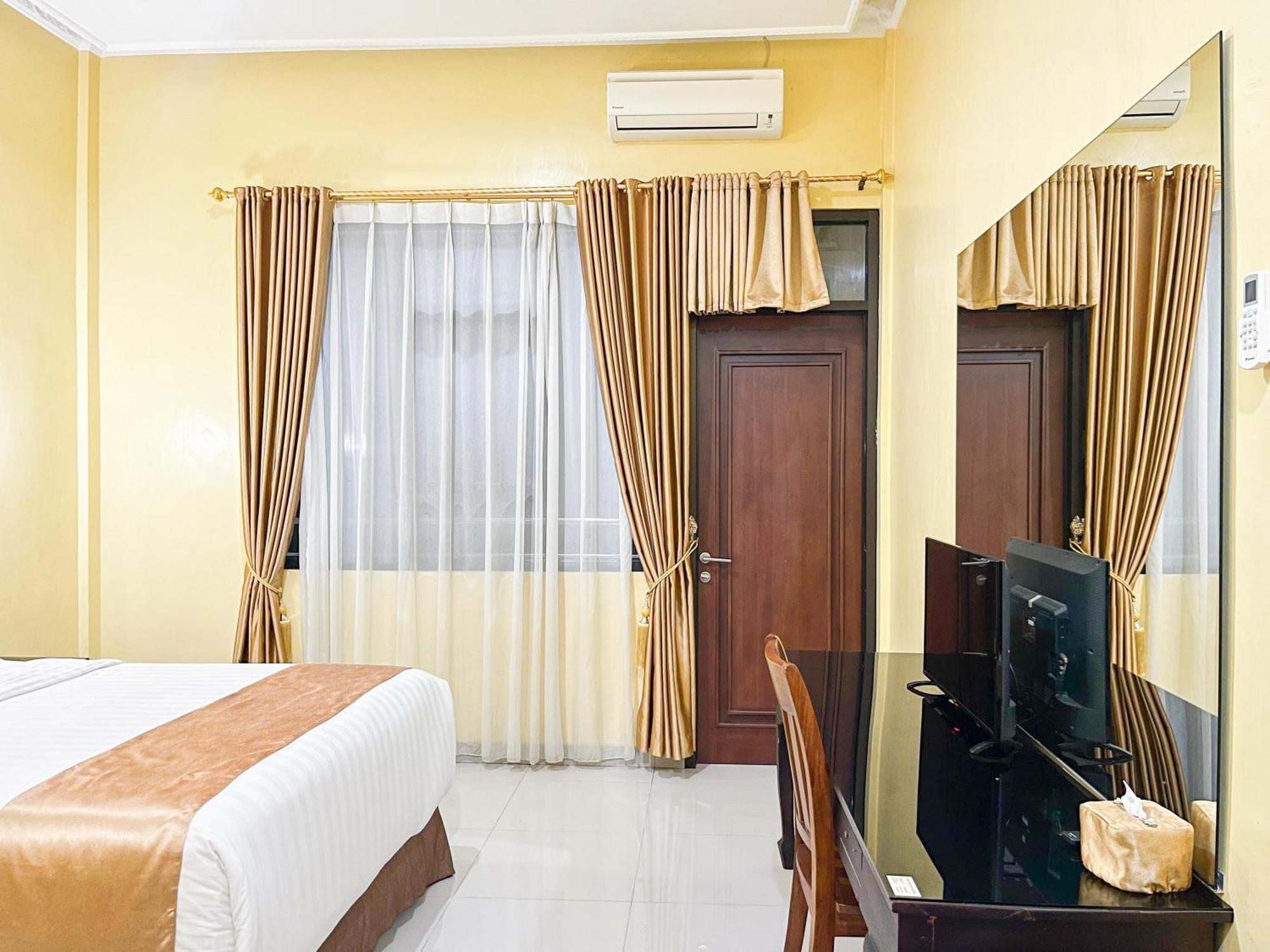 Kartika Hotel Syariah Pacitan Mitra Reddoorz Buitenkant foto