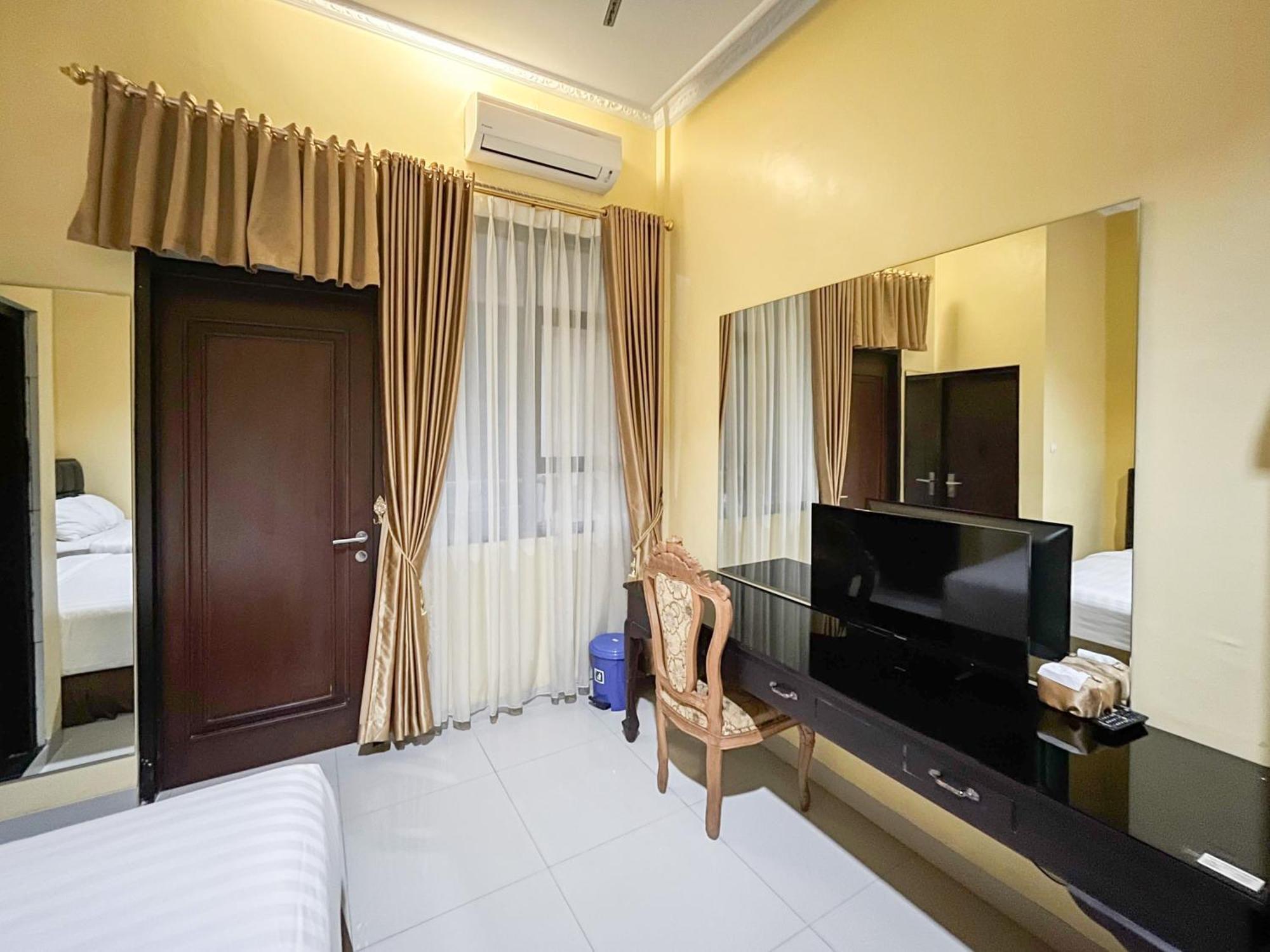 Kartika Hotel Syariah Pacitan Mitra Reddoorz Buitenkant foto