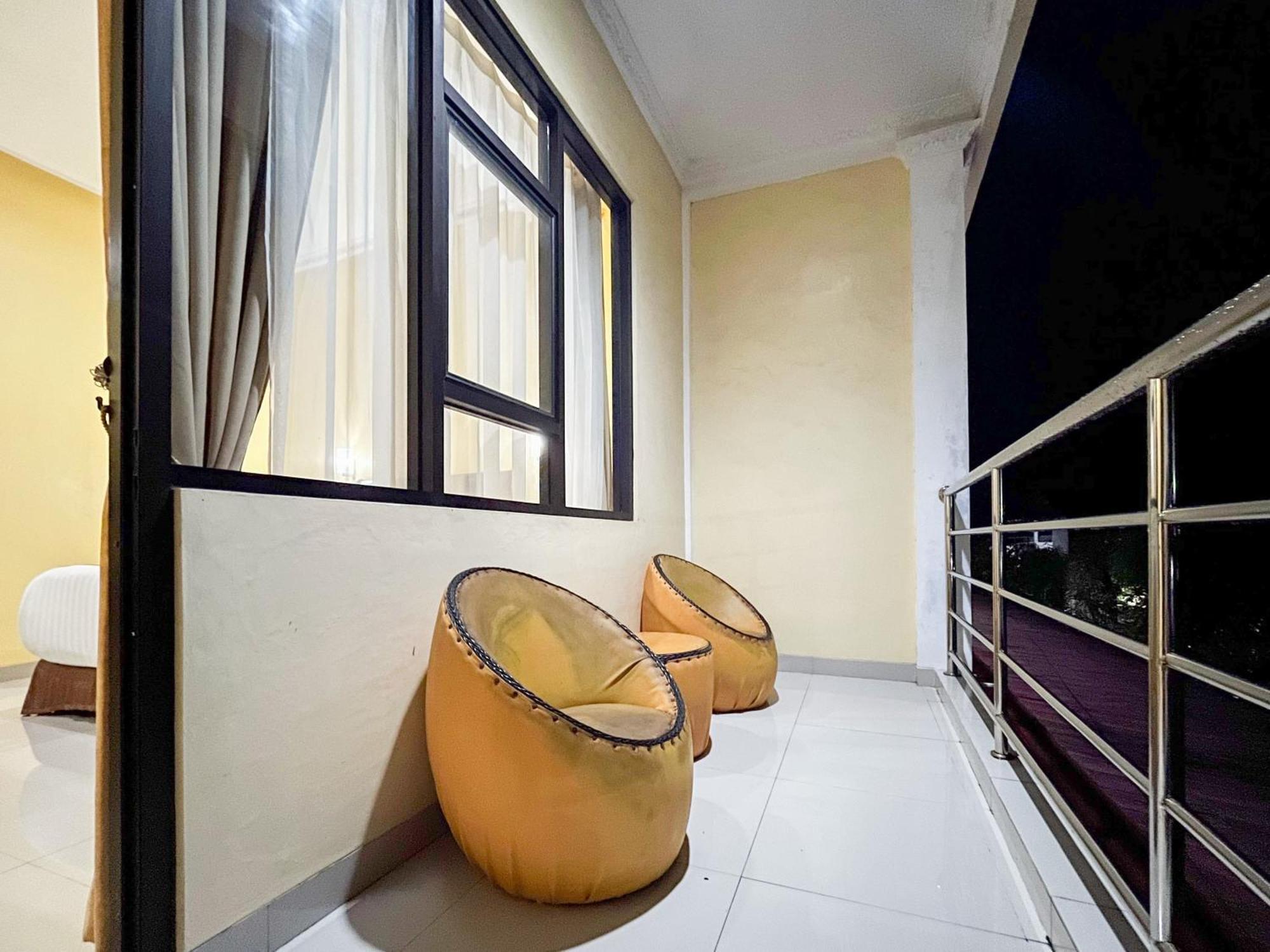 Kartika Hotel Syariah Pacitan Mitra Reddoorz Buitenkant foto