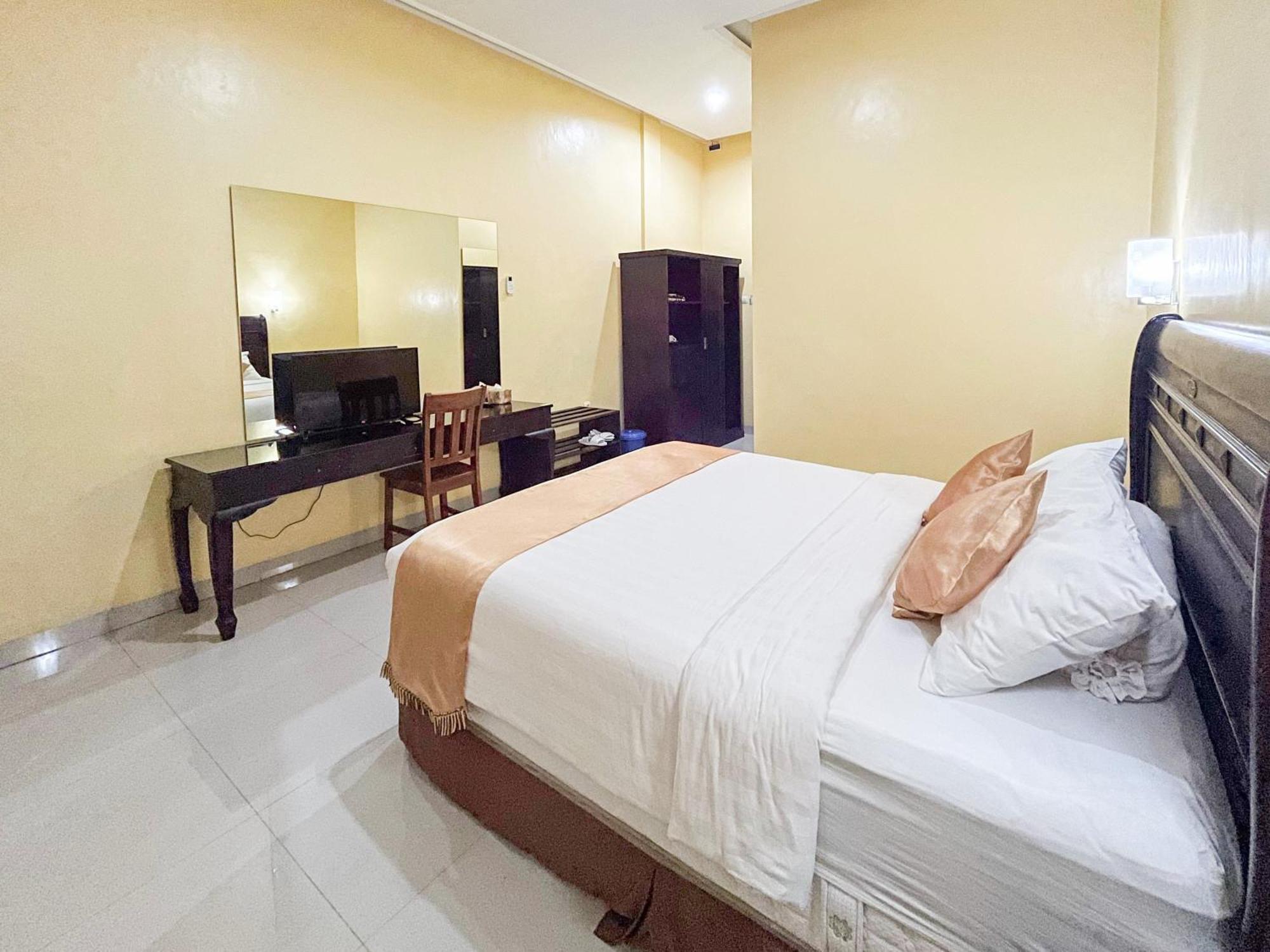 Kartika Hotel Syariah Pacitan Mitra Reddoorz Buitenkant foto