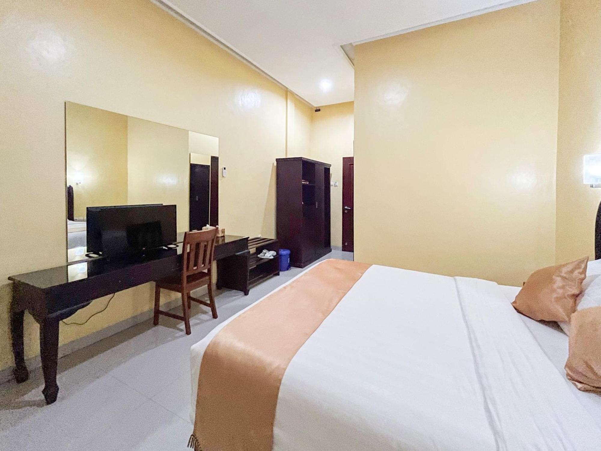 Kartika Hotel Syariah Pacitan Mitra Reddoorz Buitenkant foto