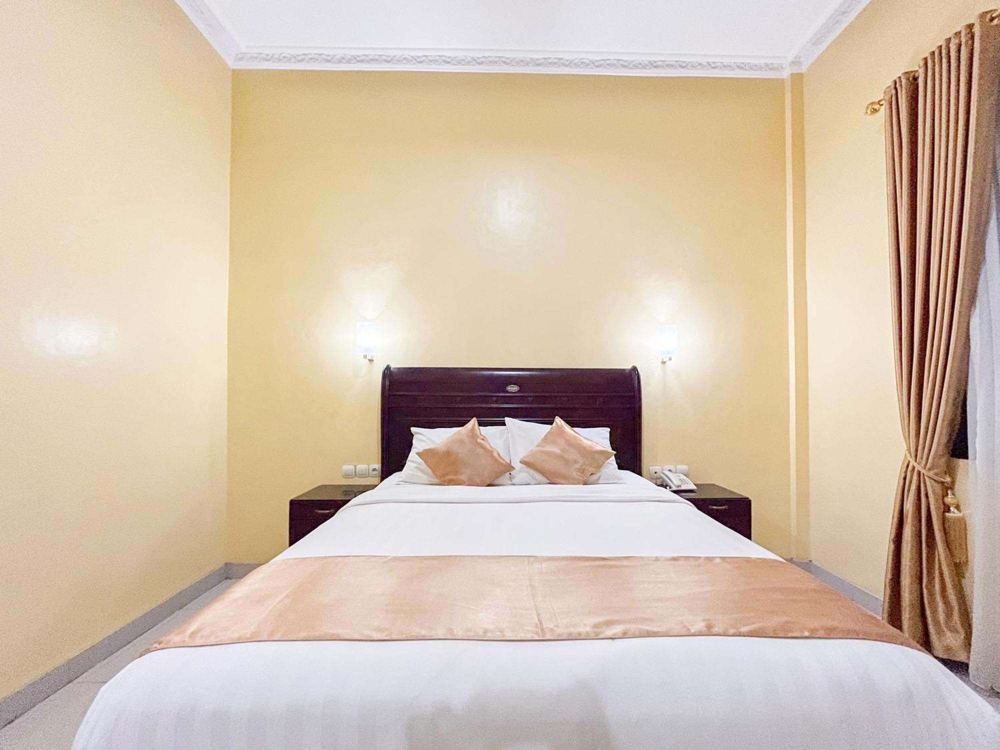 Kartika Hotel Syariah Pacitan Mitra Reddoorz Buitenkant foto