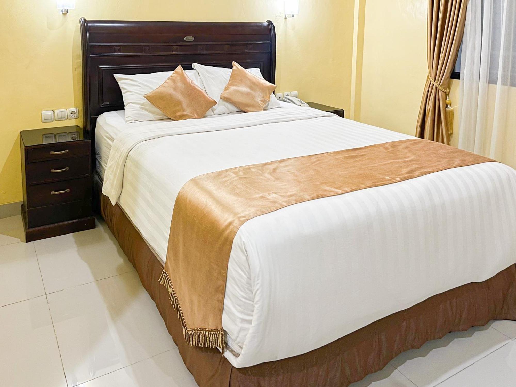 Kartika Hotel Syariah Pacitan Mitra Reddoorz Buitenkant foto