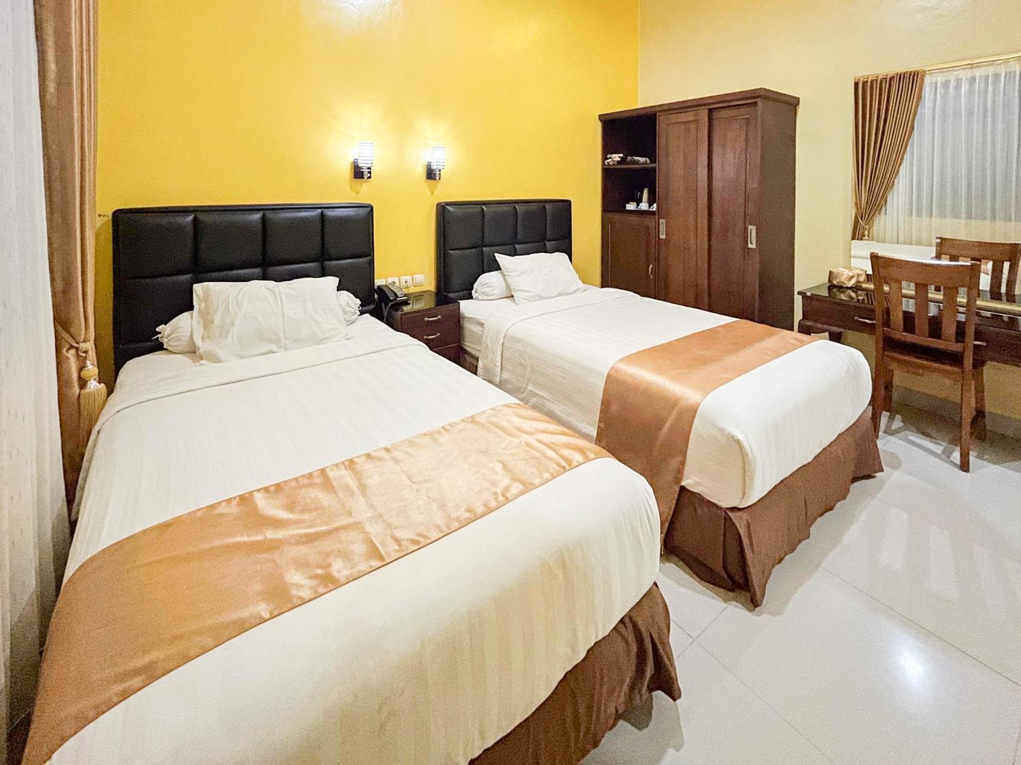 Kartika Hotel Syariah Pacitan Mitra Reddoorz Buitenkant foto