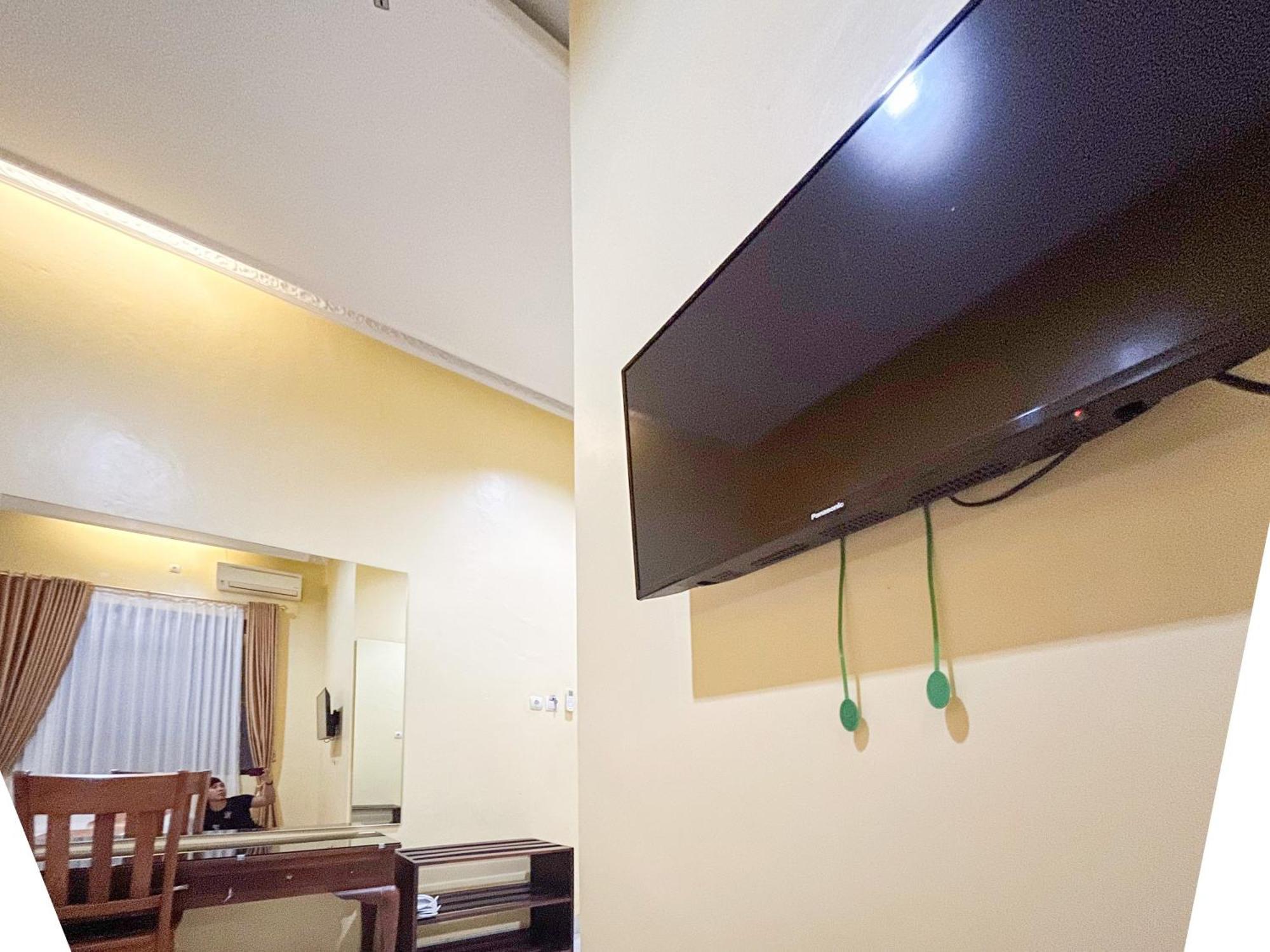 Kartika Hotel Syariah Pacitan Mitra Reddoorz Buitenkant foto