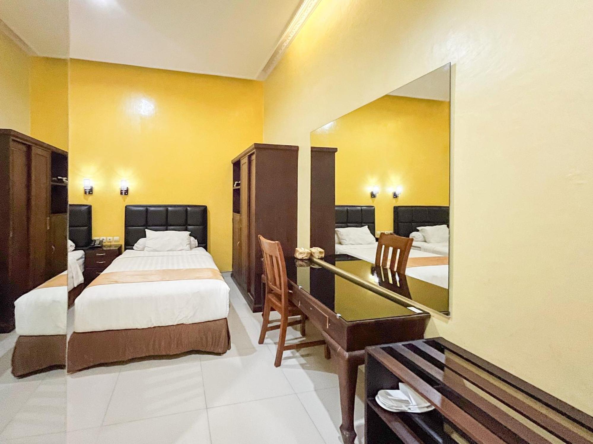 Kartika Hotel Syariah Pacitan Mitra Reddoorz Buitenkant foto