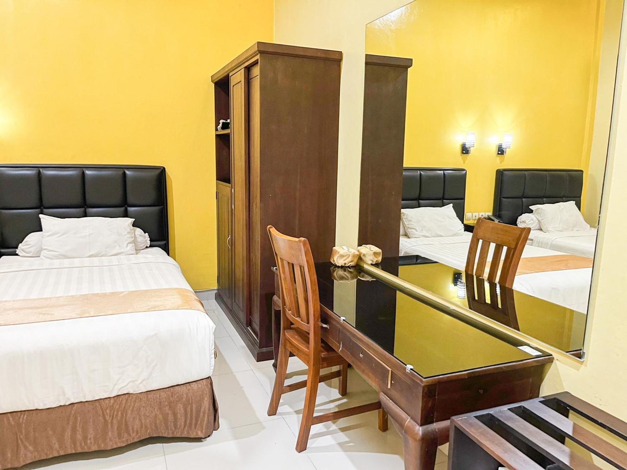 Kartika Hotel Syariah Pacitan Mitra Reddoorz Buitenkant foto