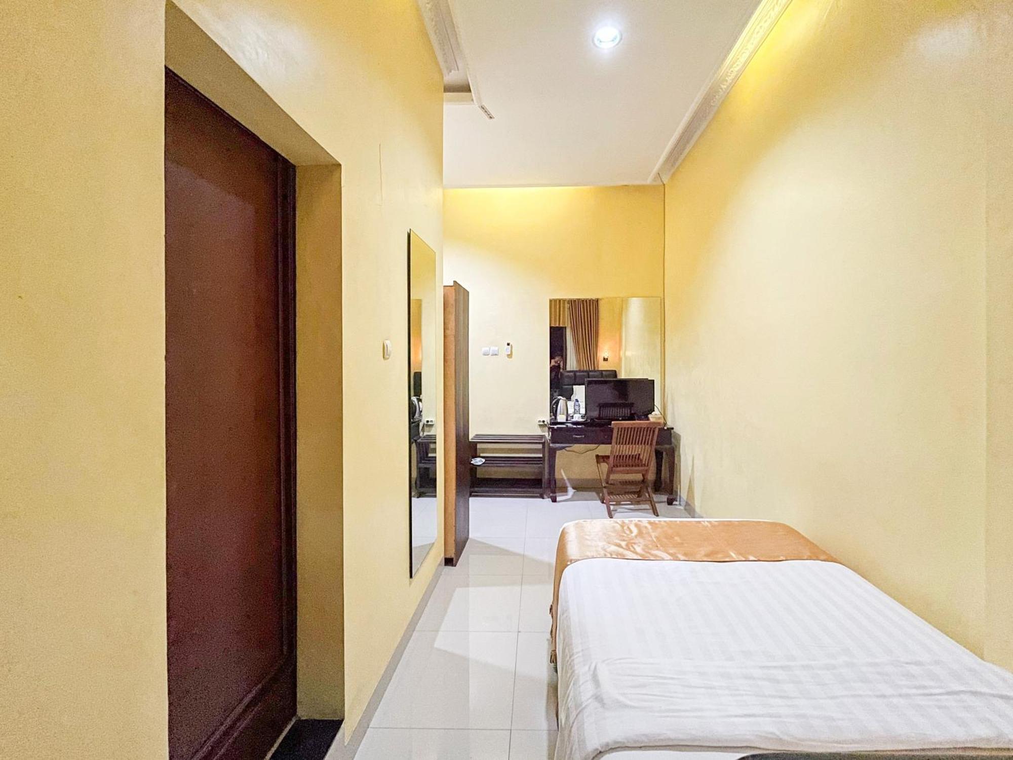 Kartika Hotel Syariah Pacitan Mitra Reddoorz Buitenkant foto