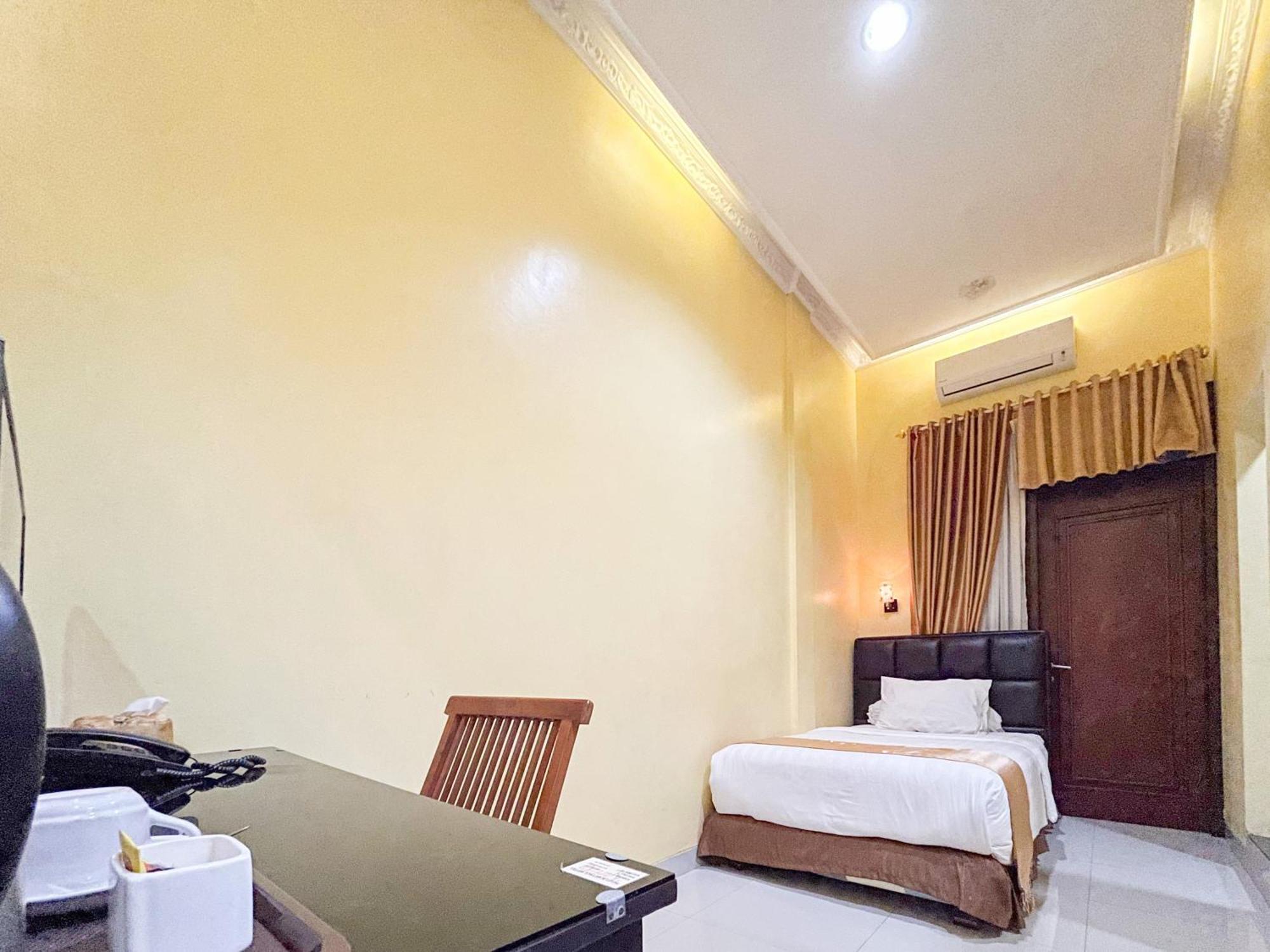 Kartika Hotel Syariah Pacitan Mitra Reddoorz Buitenkant foto