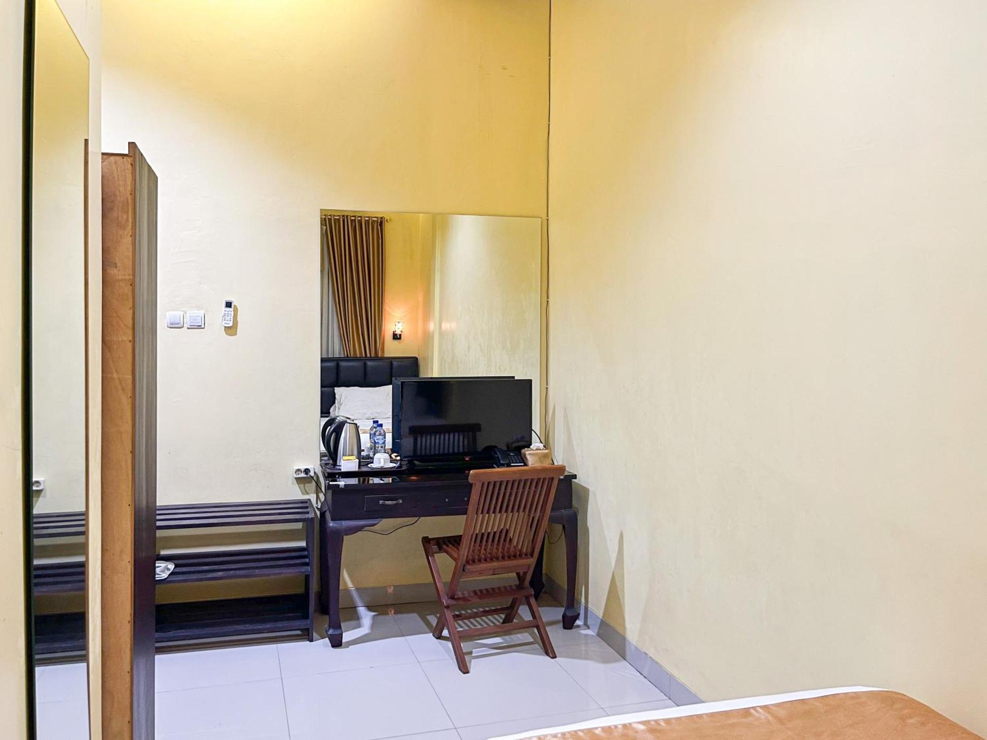 Kartika Hotel Syariah Pacitan Mitra Reddoorz Buitenkant foto