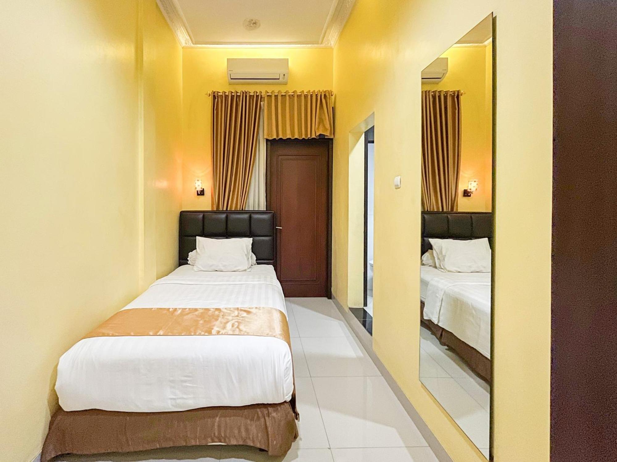 Kartika Hotel Syariah Pacitan Mitra Reddoorz Buitenkant foto