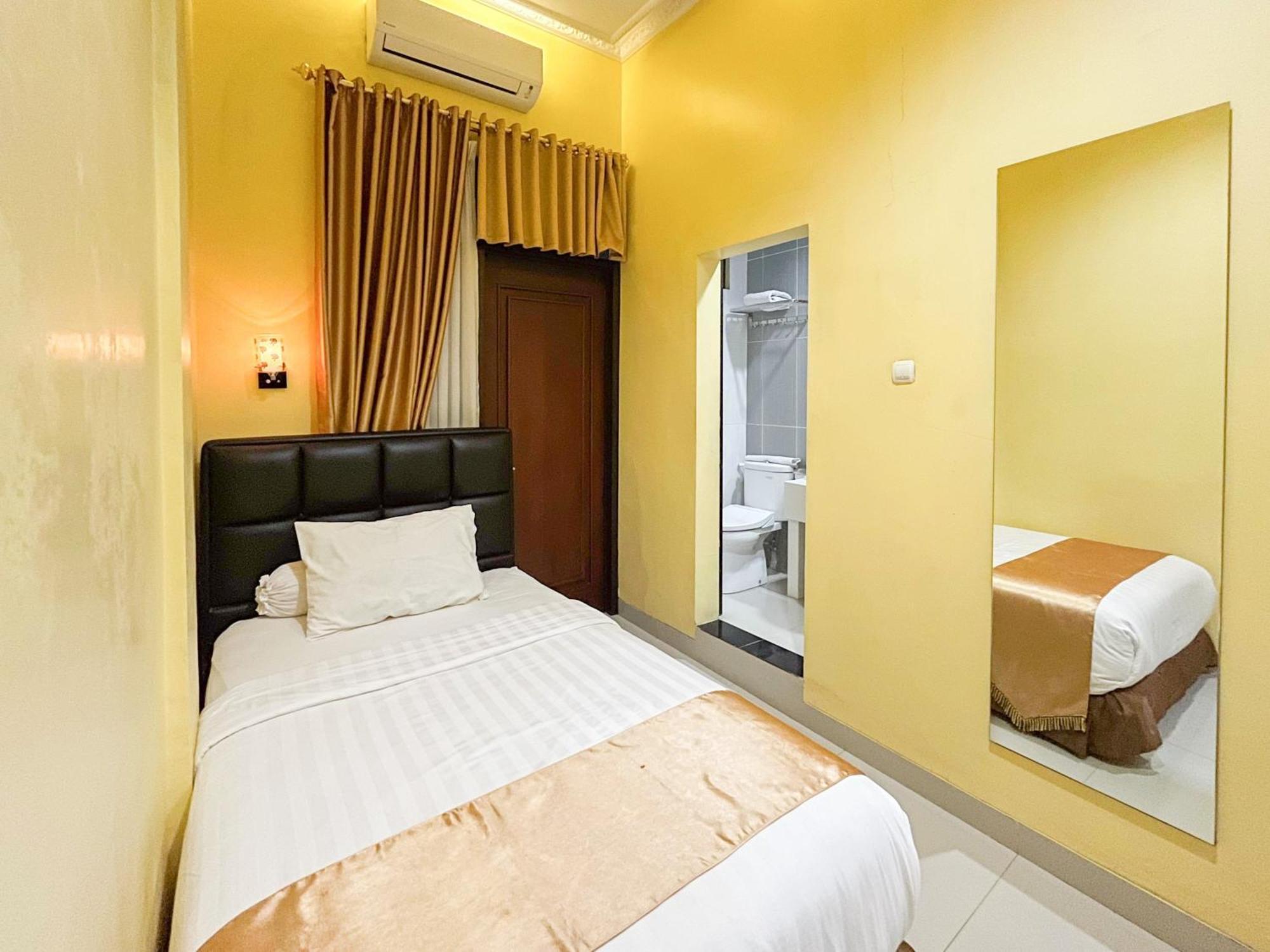 Kartika Hotel Syariah Pacitan Mitra Reddoorz Buitenkant foto