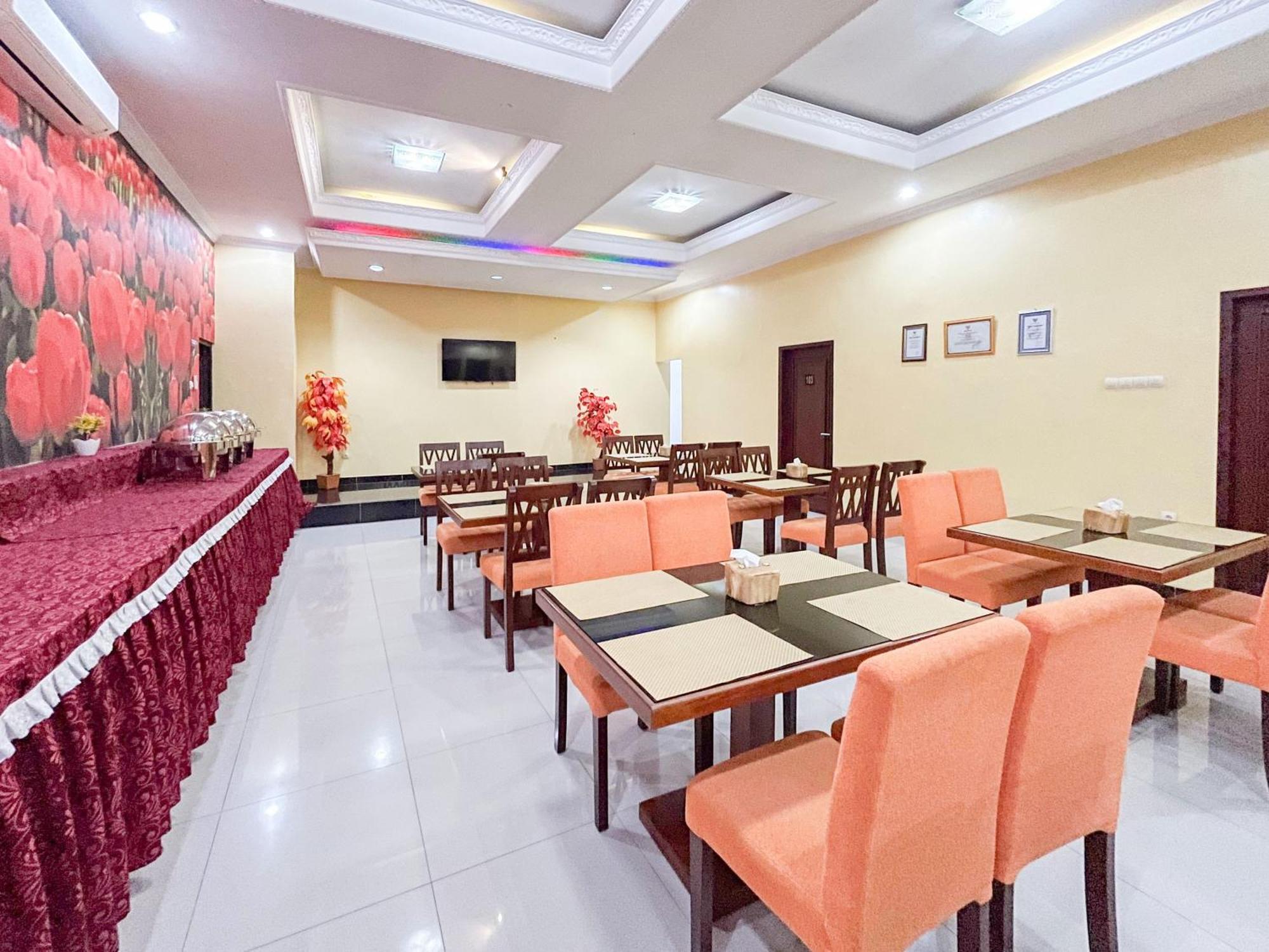 Kartika Hotel Syariah Pacitan Mitra Reddoorz Buitenkant foto