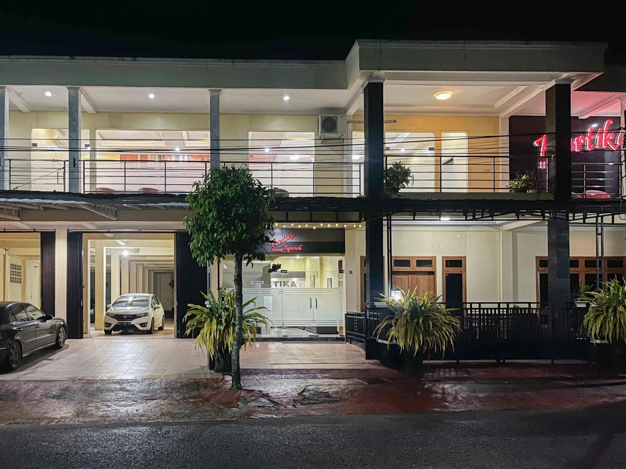 Kartika Hotel Syariah Pacitan Mitra Reddoorz Buitenkant foto