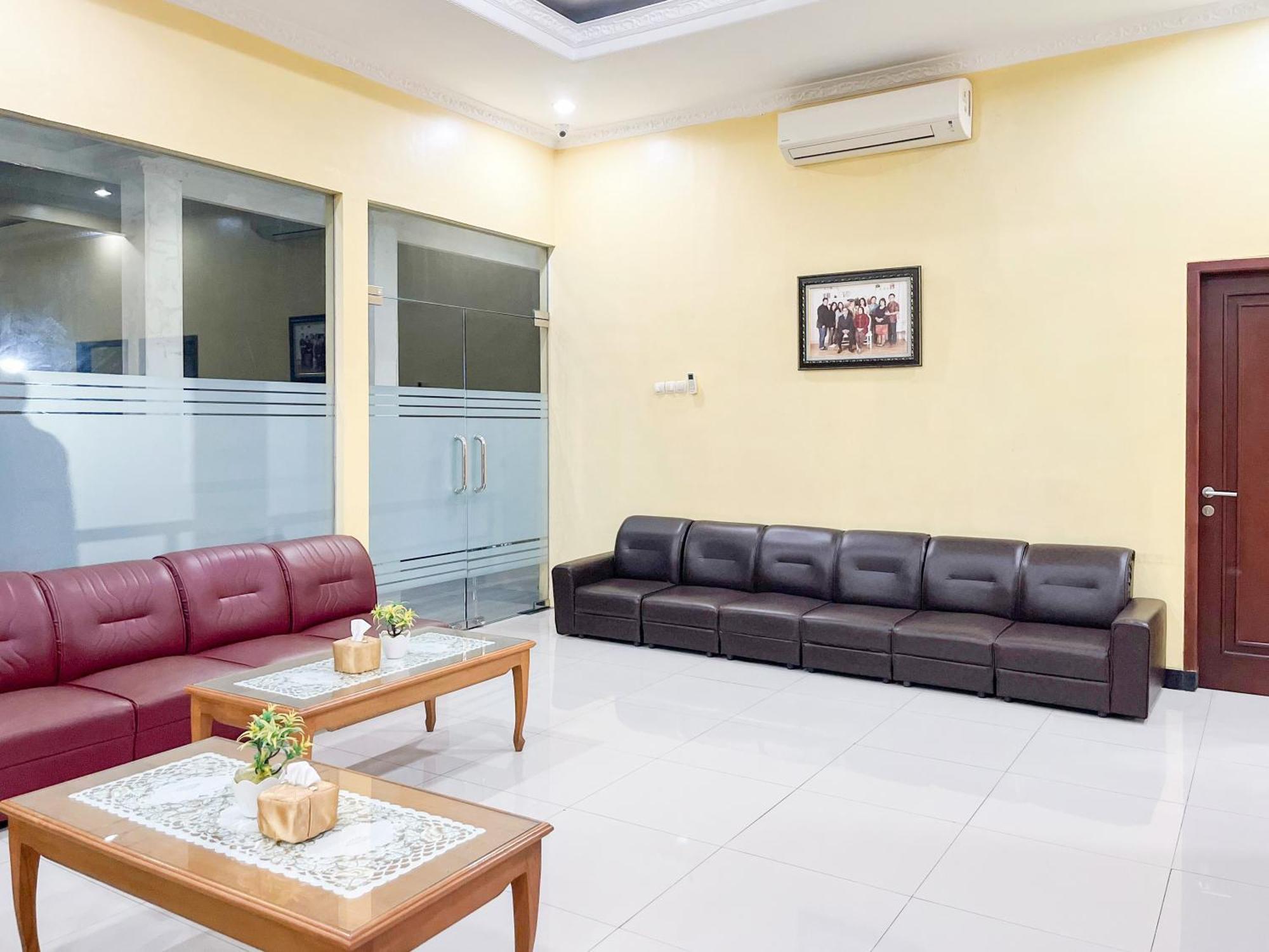Kartika Hotel Syariah Pacitan Mitra Reddoorz Buitenkant foto