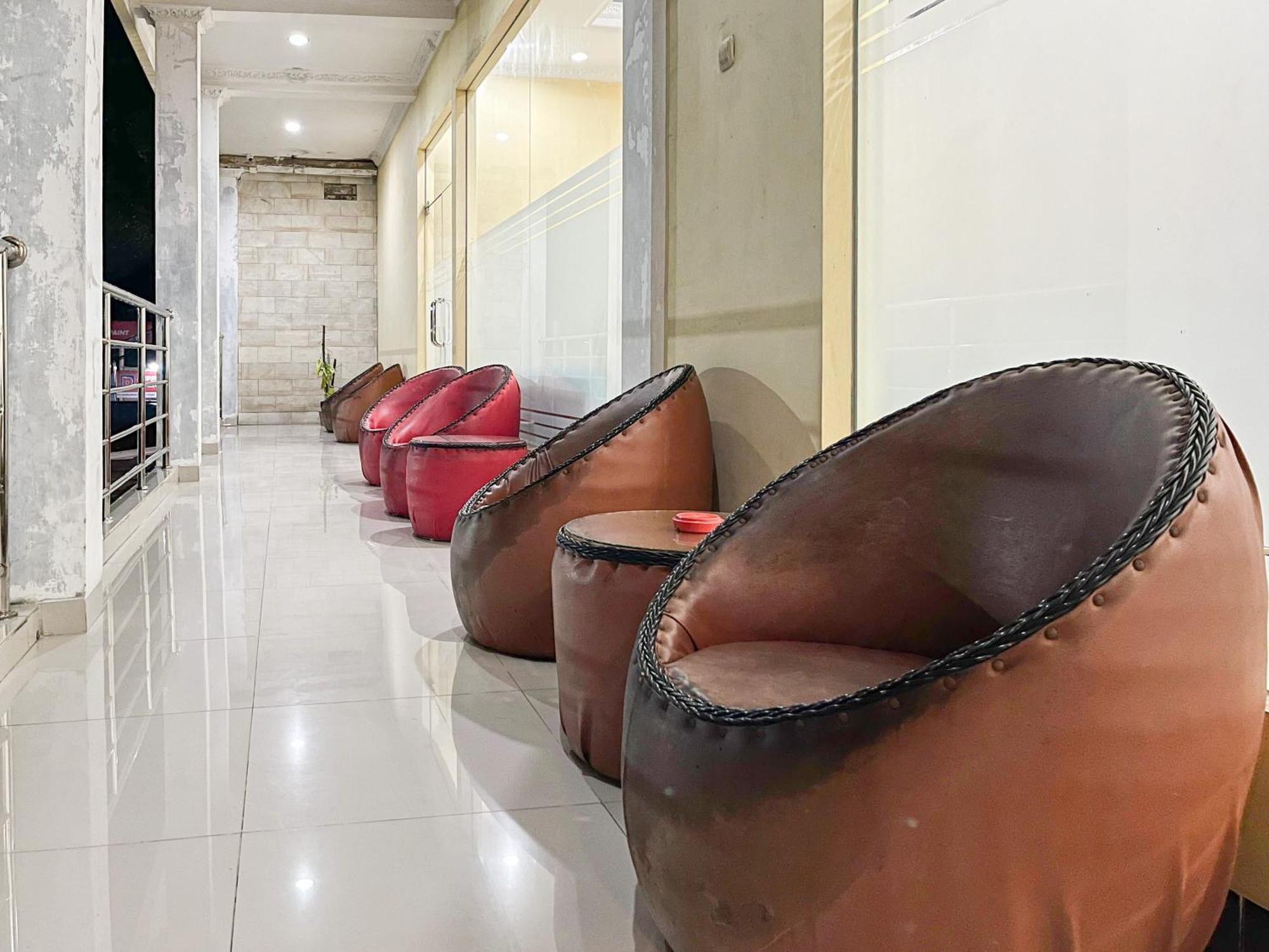 Kartika Hotel Syariah Pacitan Mitra Reddoorz Buitenkant foto