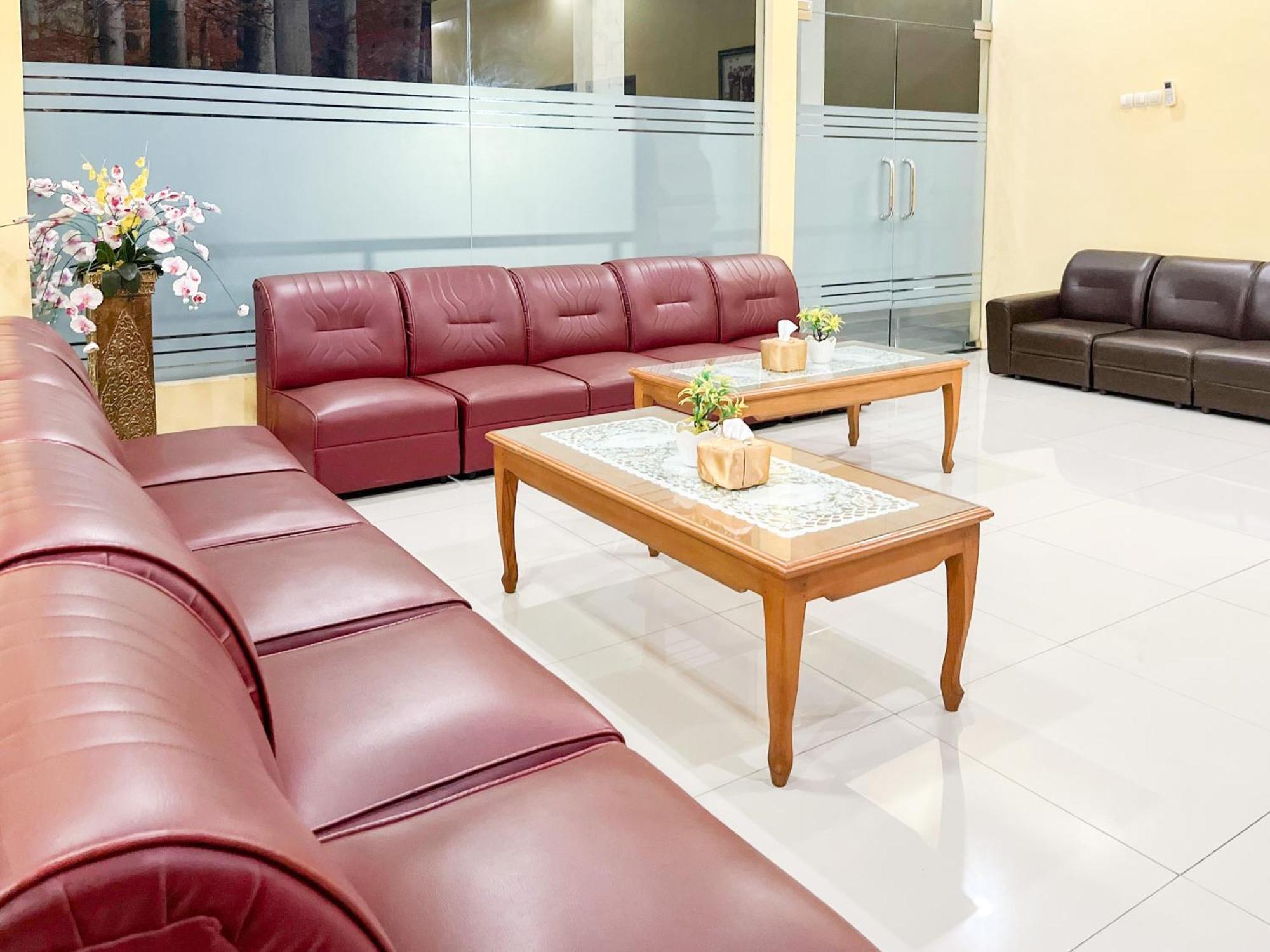 Kartika Hotel Syariah Pacitan Mitra Reddoorz Buitenkant foto