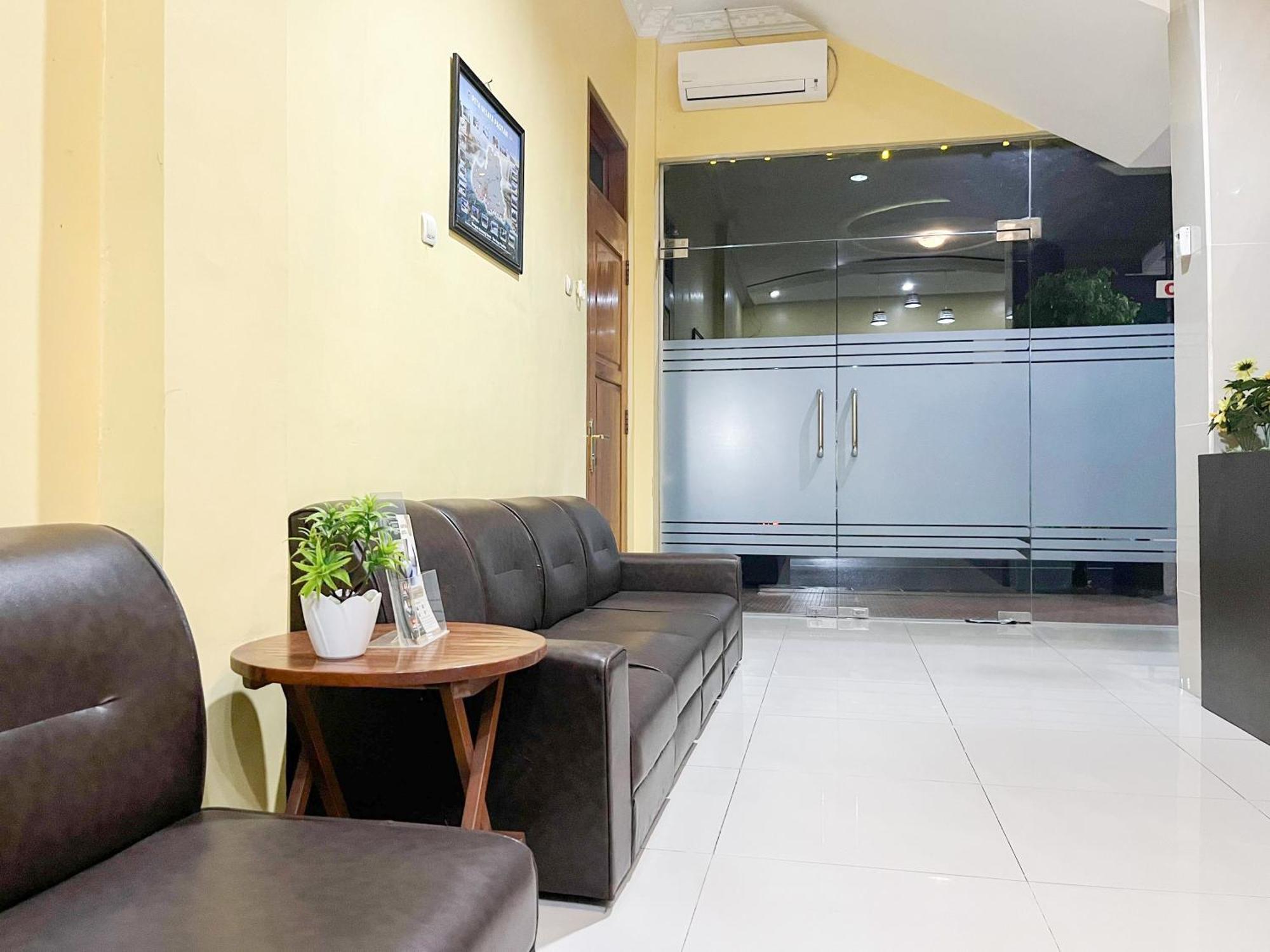 Kartika Hotel Syariah Pacitan Mitra Reddoorz Buitenkant foto