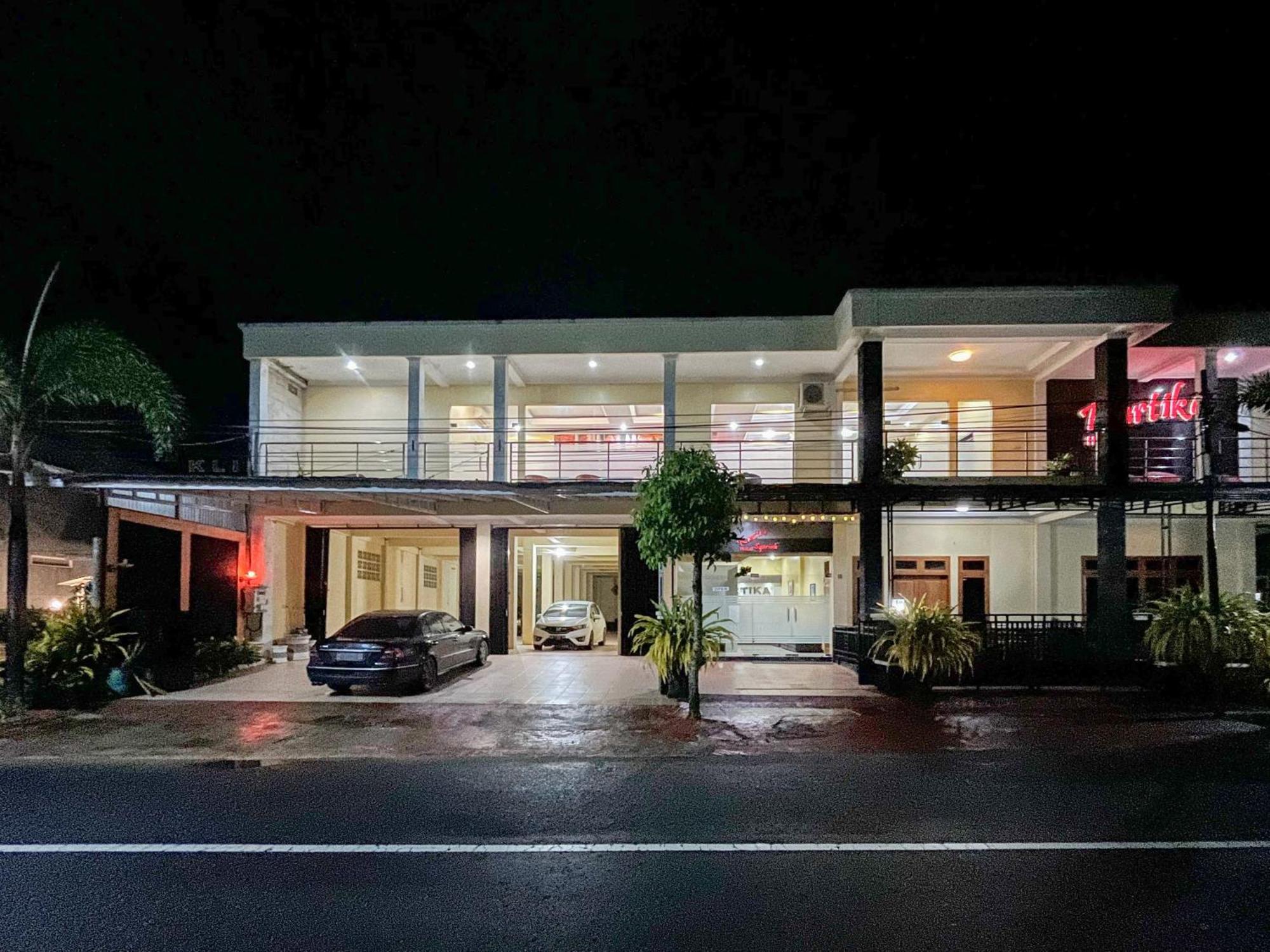 Kartika Hotel Syariah Pacitan Mitra Reddoorz Buitenkant foto