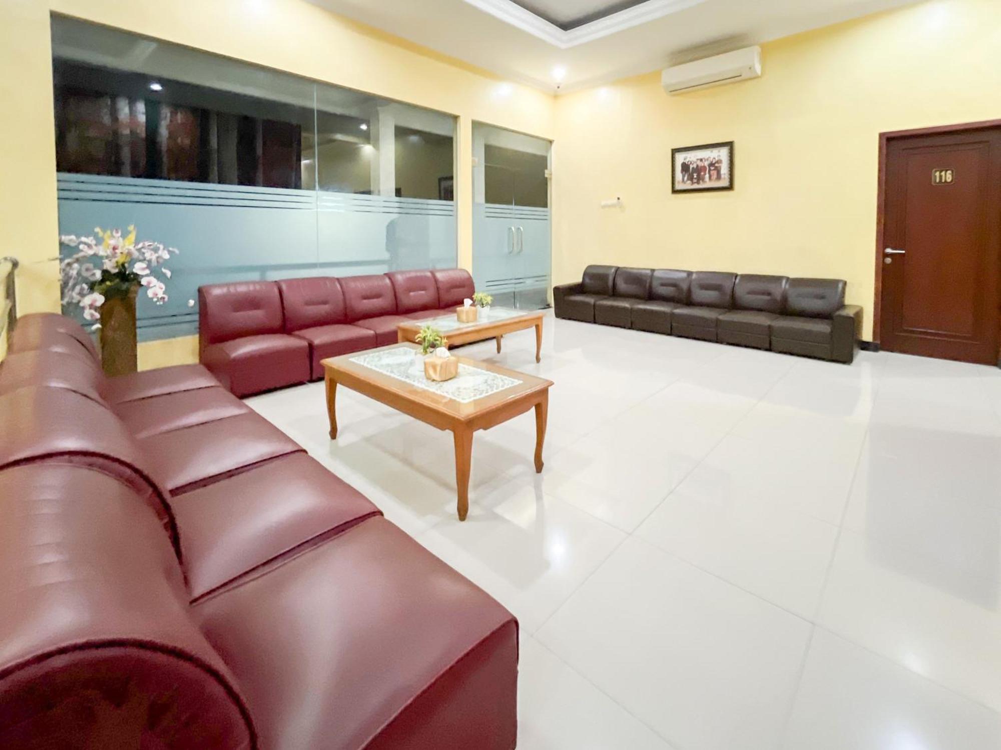 Kartika Hotel Syariah Pacitan Mitra Reddoorz Buitenkant foto