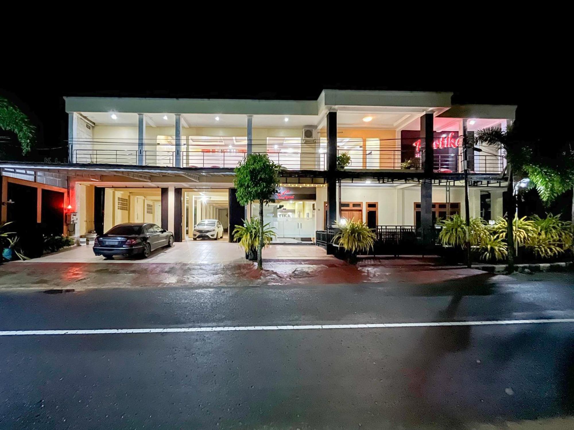 Kartika Hotel Syariah Pacitan Mitra Reddoorz Buitenkant foto
